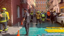 Einsatzkräfte am Unglücksort in der spanischen Hauptstadt.