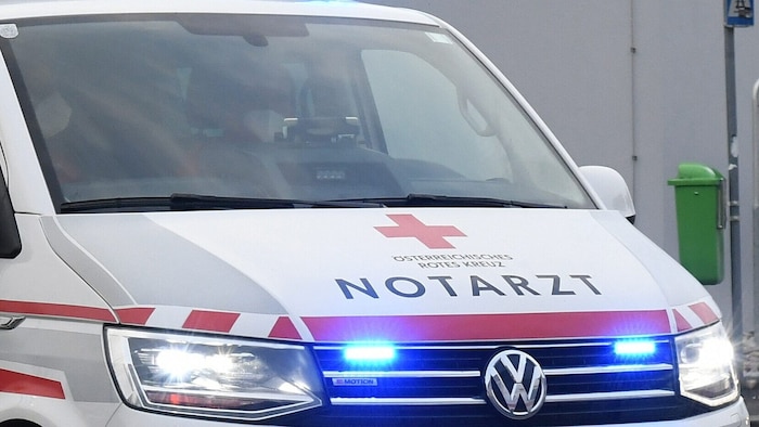 Der 52-Jährige wurde mit dem Hinterreifen überrollt und schwer verletzt (Symbolbild).