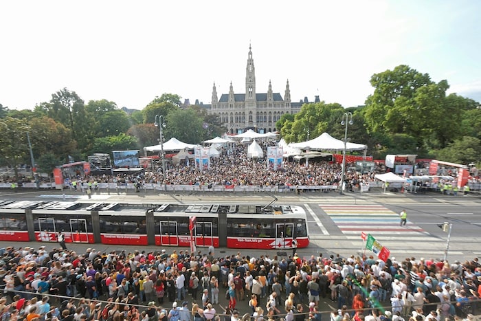 Trotz anfänglich eher überschaubarem Wetter kamen tausende Besucher zum Rathausplatz. Die ...