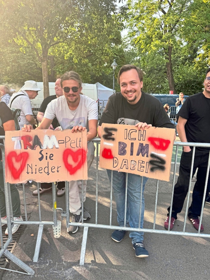 Paul (re.) und Frederik verfolgten am Vormittag das Spektakel im Lice-Stream und wollten dann ...