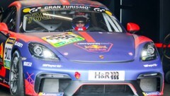 Max Verstappen nahm in einem Porsche Cayman GT4 Platz.