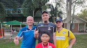 Patient Pennersdorfer (Mitte) mit Trainerkollegen und Schützling am Platz