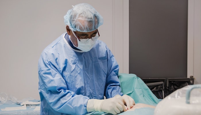 Professor Zimpfer beim Eingriff im OP