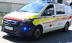 Die 15-Jährige wurde mit der Rettung ins Krankenhaus gebracht (Symbolbild).