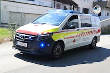 Die 15-Jährige wurde mit der Rettung ins Krankenhaus gebracht (Symbolbild).