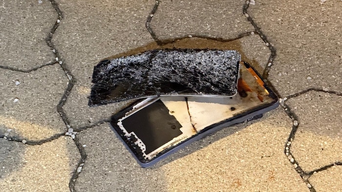 Das verschmorte Handy auf dem Bahnsteig.