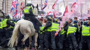 Bei der Großdemonstration wurden Polizisten getreten und geschlagen.