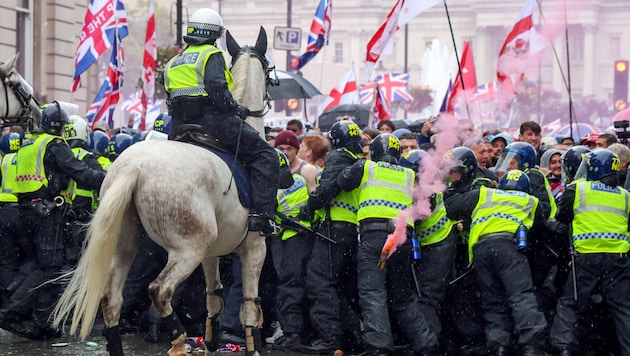 Bei der Großdemonstration wurden Polizisten getreten und geschlagen.