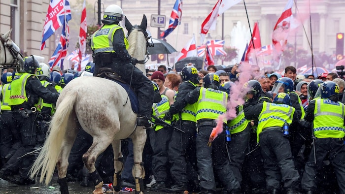 Bei der Großdemonstration wurden Polizisten getreten und geschlagen.