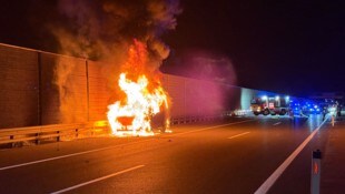 Kurz nachdem die Insassen den Kleinbus verlassen hatten, stand dieser schon lichterloh in ...