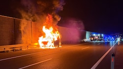 Kurz nachdem die Insassen den Kleinbus verlassen hatten, stand dieser schon lichterloh in ...