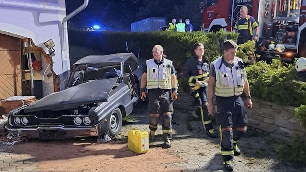 Beim Unfall wurde ein Teil der Hausmauer herausgerissen, der Lenker wurde schwerst verletzt.