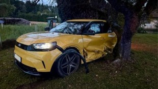 Eines von drei beteiligten Autos landete auf einem Grundstück neben der Straße.