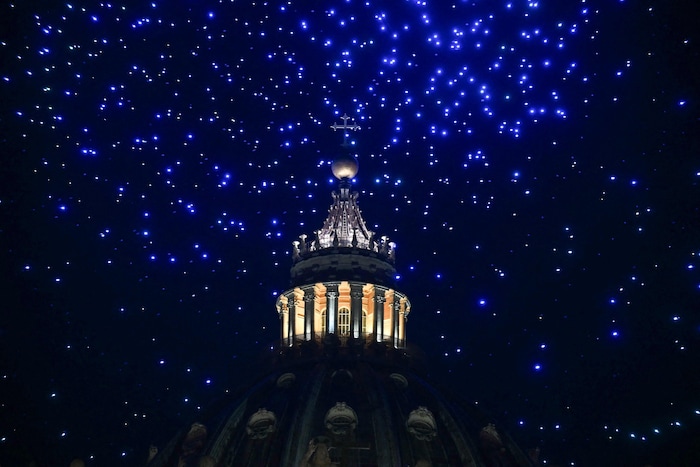 Der Himmel über dem Petersdom erstrahlte während des Konzerts in zahlreichen Farben.