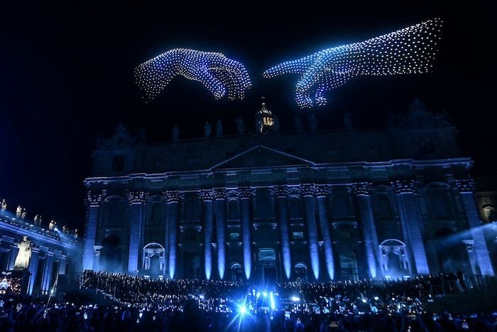 Die Auftritte der Superstars wurden von einer spektakulären Lichtershow begleitet.