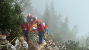 Da eine Hubschrauberbergung nicht möglich war, mussten die Bergretter die Frau in einem ...