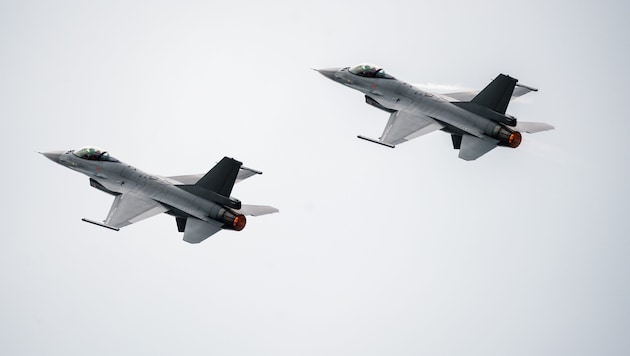 Eine russische Drohne verletzte den rumänischen Luftraum – schnell waren zwei F-16-Kampfjets zur ...