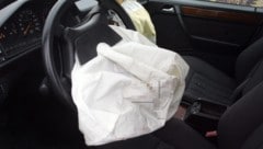 Das Auto der Frauen hob an der Böschungskante ab und segelte rund zehn Meter durch die Luft ...