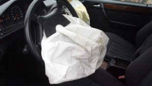 Das Auto der Frauen hob an der Böschungskante ab und segelte rund zehn Meter durch die Luft ...