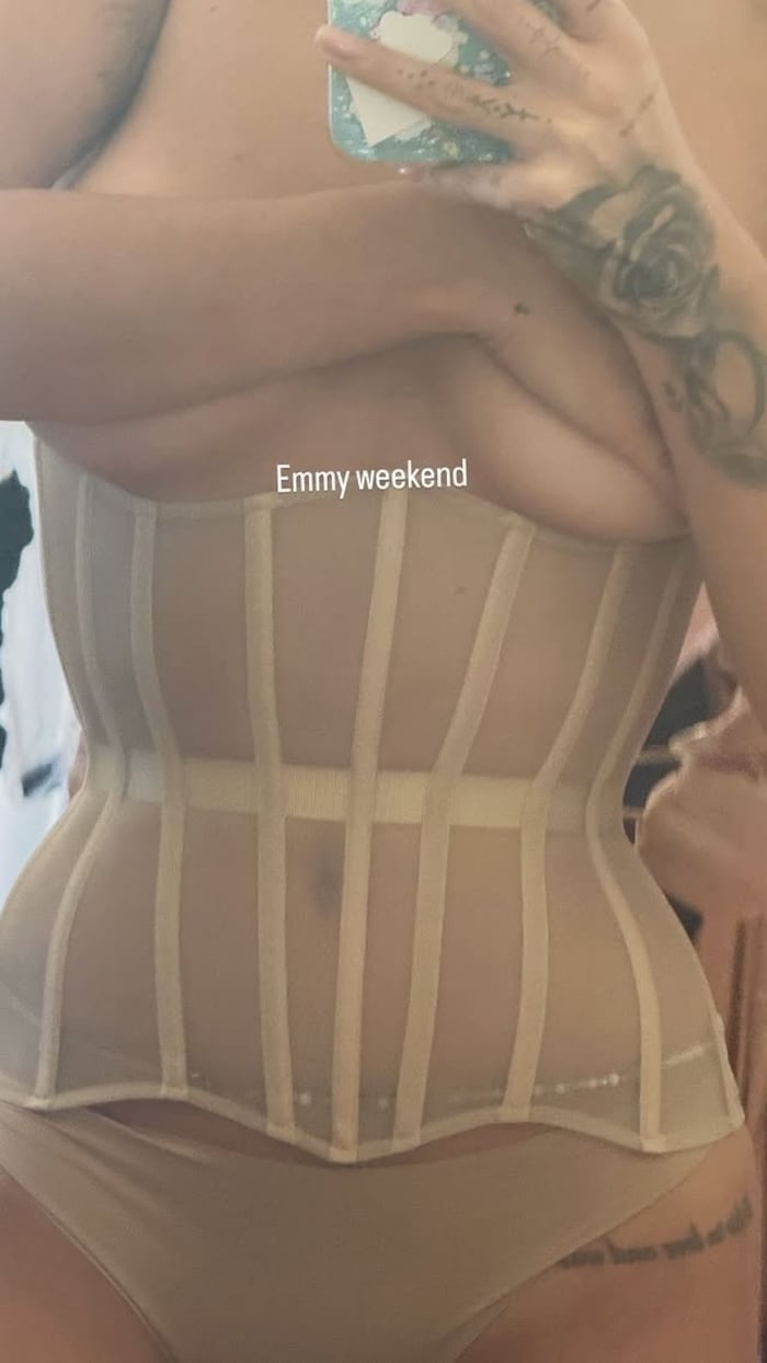 Rita Ora macht ihre Fans schon mal heiß auf ihr Emmy-Awards-Outfit.