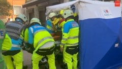 Einsatzkräfte nach der Explosion in einer Bar in Madrid – mittlerweile ist ein Todesopfer zu ...