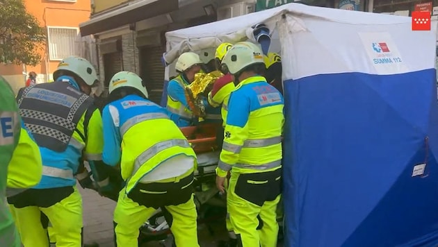 Einsatzkräfte nach der Explosion in einer Bar in Madrid – mittlerweile ist ein Todesopfer zu ...