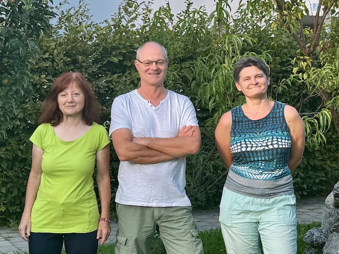 Peter Köck, Spitzenkandidat der Grünen, mit Helga Dorfer (li.) und Edith Mayrhoffer.