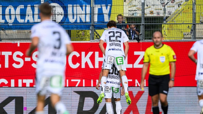 Die beiden Torschützen Hoffmann und Fridrikas beim gemeinsamen Jubel.