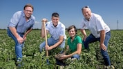 Erdapfel-Namensgeber Benjamin Einfalt (2. von rechts) mit den Feldpionieren von Rewe sowie den ...