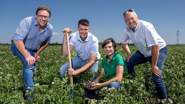 Erdapfel-Namensgeber Benjamin Einfalt (2. von rechts) mit den Feldpionieren von Rewe sowie den ...