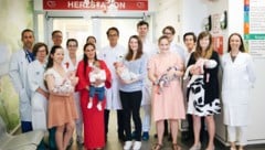 Dr. Zimpfer (Bildmitte) mit seinem Team und den glücklichen Müttern