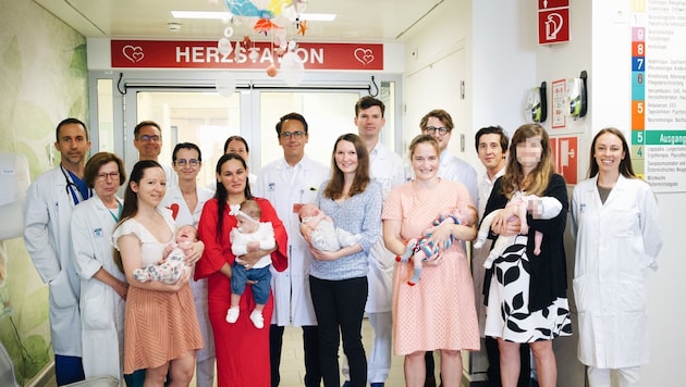 Dr. Zimpfer (Bildmitte) mit seinem Team und den glücklichen Müttern