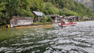 Die Feuerwehr zog das mit Wasser vollgelaufene Boot aus dem Hallstättersee.