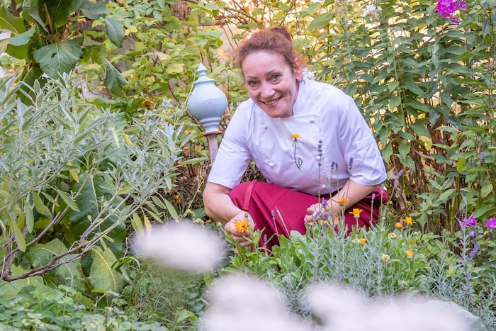 Viele der Kräuter, die Gerda Stocker zum Kochen verwendet, findet sie direkt in ihrem Garten.