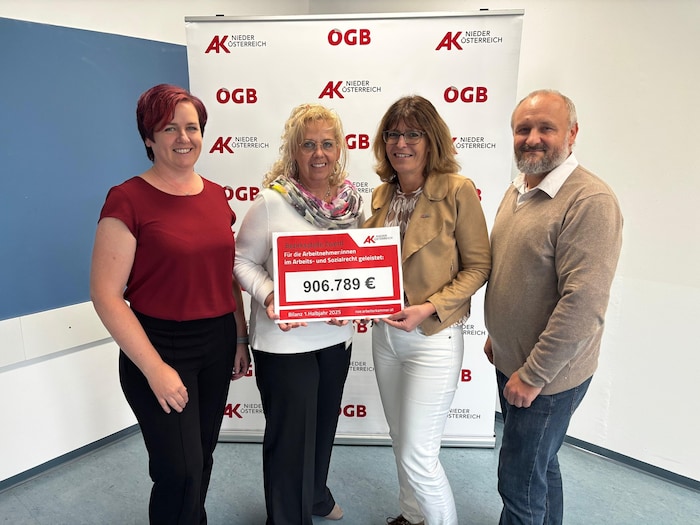 AK-Zwettl-Chefin Sonja Klinger und Vizepräsidentin Angela Fischer (2. und 3. von links), ...