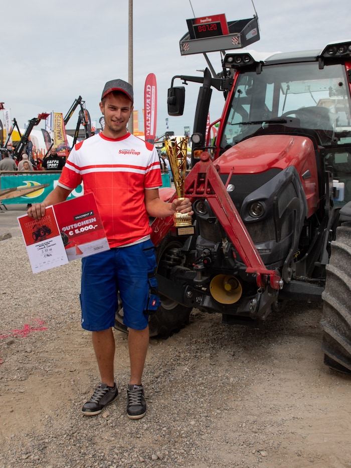 Sieger Baumann mit Gutschein und Pokal.