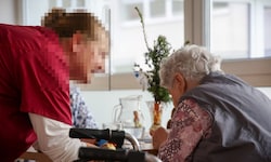 Im Pflegebereich fehlen laut der Bedarfsplanung des Landes bis zum Jahr 2035 viele Mitarbeiter.