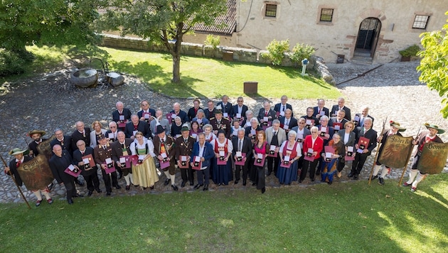 Die Geehrten aus Nord- und Südtirol mit Landeshauptleuten und Abordnungen der ...