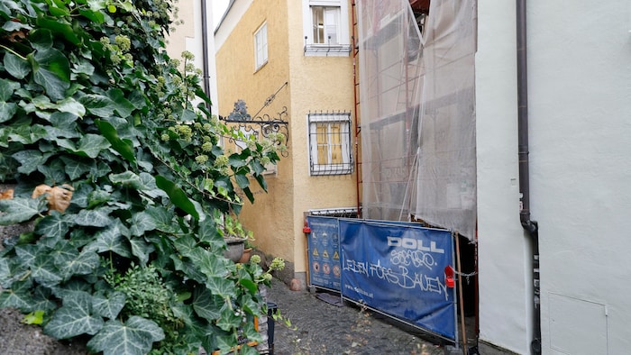 Bauzäune verdecken das Rotlicht im Eingangsbereich.