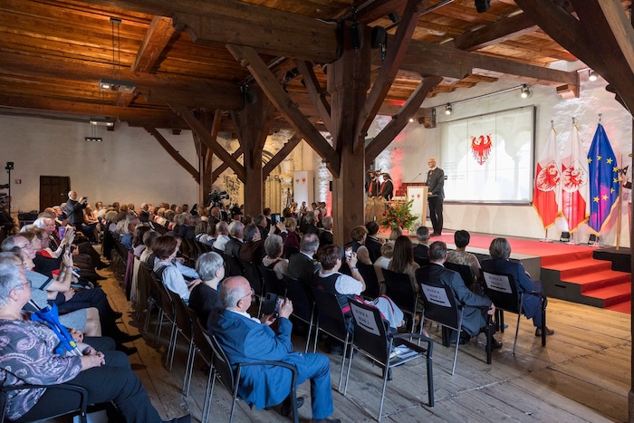 Festakt im Rittersaal von Schloss Tirol.