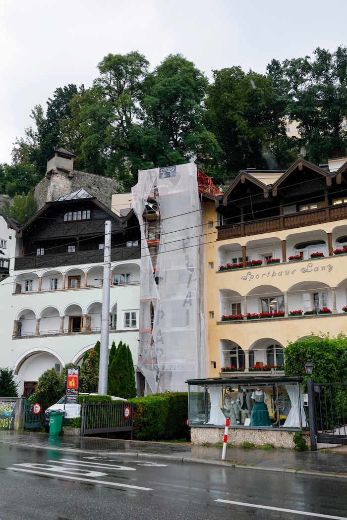 Im ehemaligen „Maison de Plaisir“ wird hinter Staubschutzplanen kräftig gewerkt.