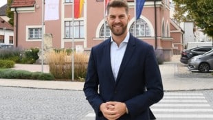 Bürgermeister Christoph Wolf vor dem Rathaus.