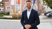 Bürgermeister Christoph Wolf vor dem Rathaus.
