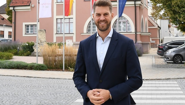 Bürgermeister Christoph Wolf vor dem Rathaus.