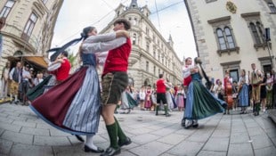 Musik und Tanz – das alles in Tracht und unter dem Applaus der Volkskultur-Liebhaber.