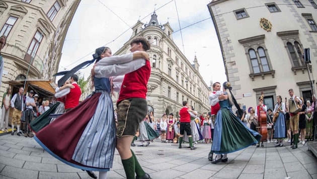 Musik und Tanz – das alles in Tracht und unter dem Applaus der Volkskultur-Liebhaber.