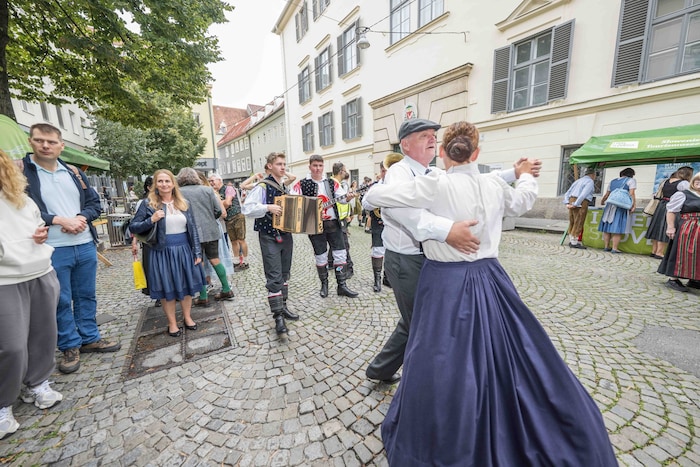 Keine Rede vom „Hymnenstreit“: Die slowenische Folkloregruppe Minerali begeisterte die Steirer.