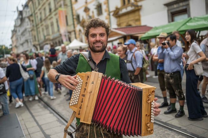 Manuel Lichtenauer spielte auf seiner Harmonika auf – mit dabei die Hinterberger Soatnmusi.