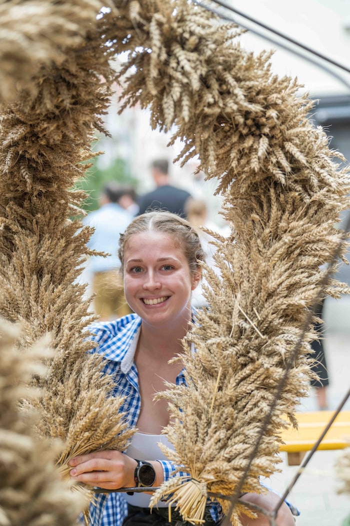 Katharina Kurzmann mit der Hausmannstättener Erntekrone