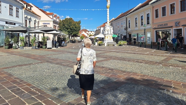 Frau Z. spaziert durch die Fußgängerzone in Eisenstadt.